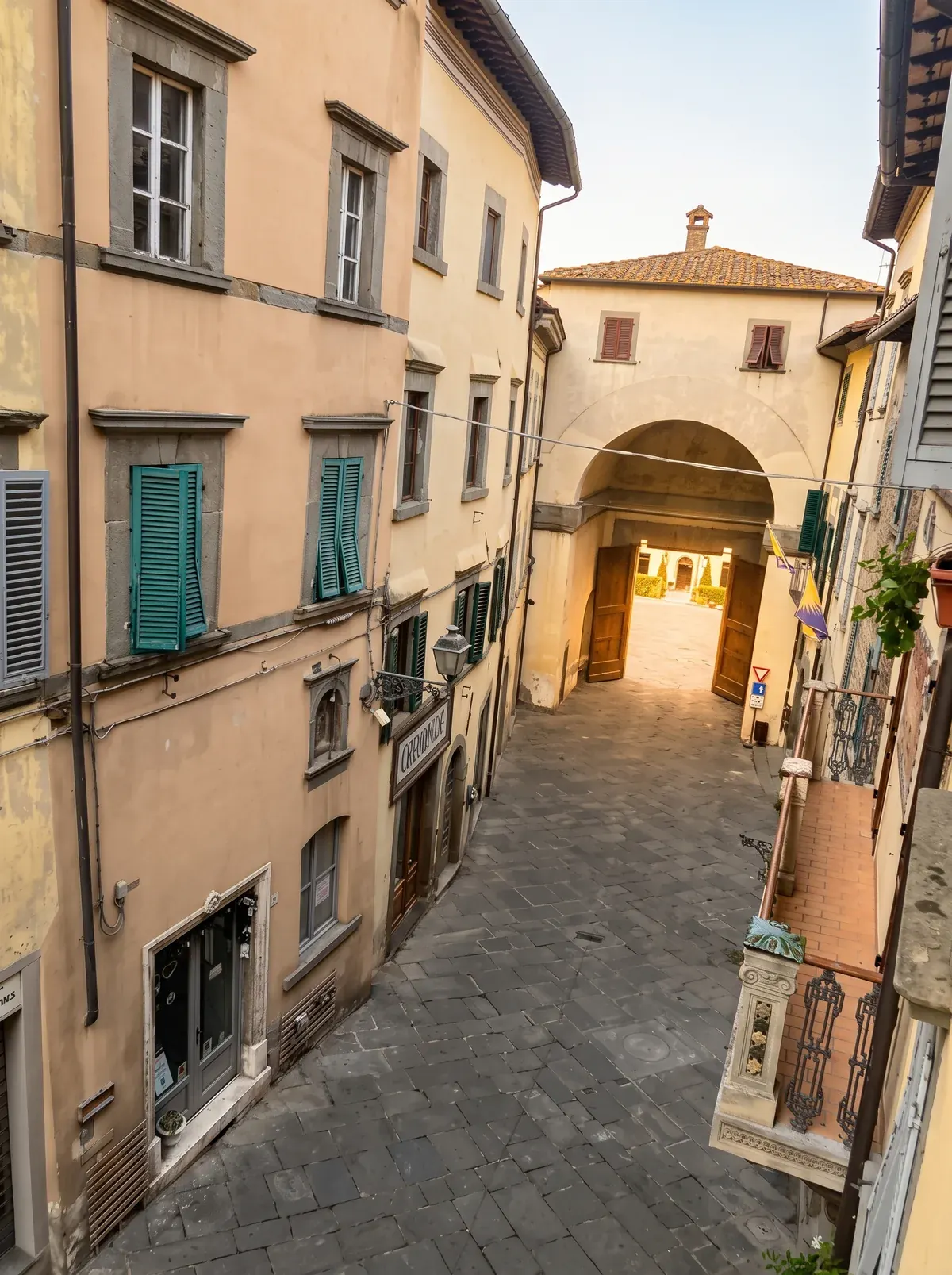 L'arco di una porta del borgo, visto dal corso