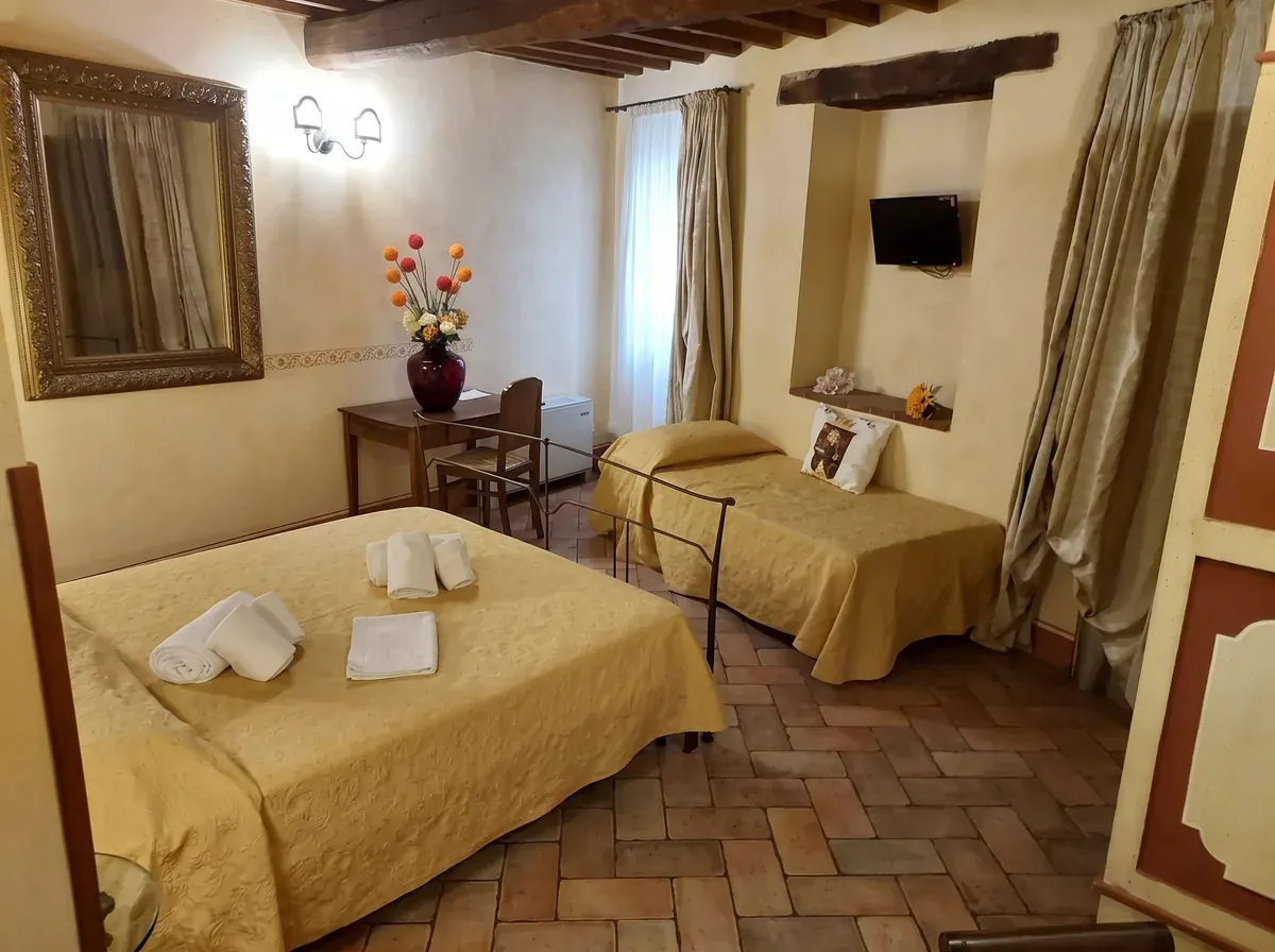 Ampia camera matrimoniale: letto matrimoniale e letto singolo, cotto e travi