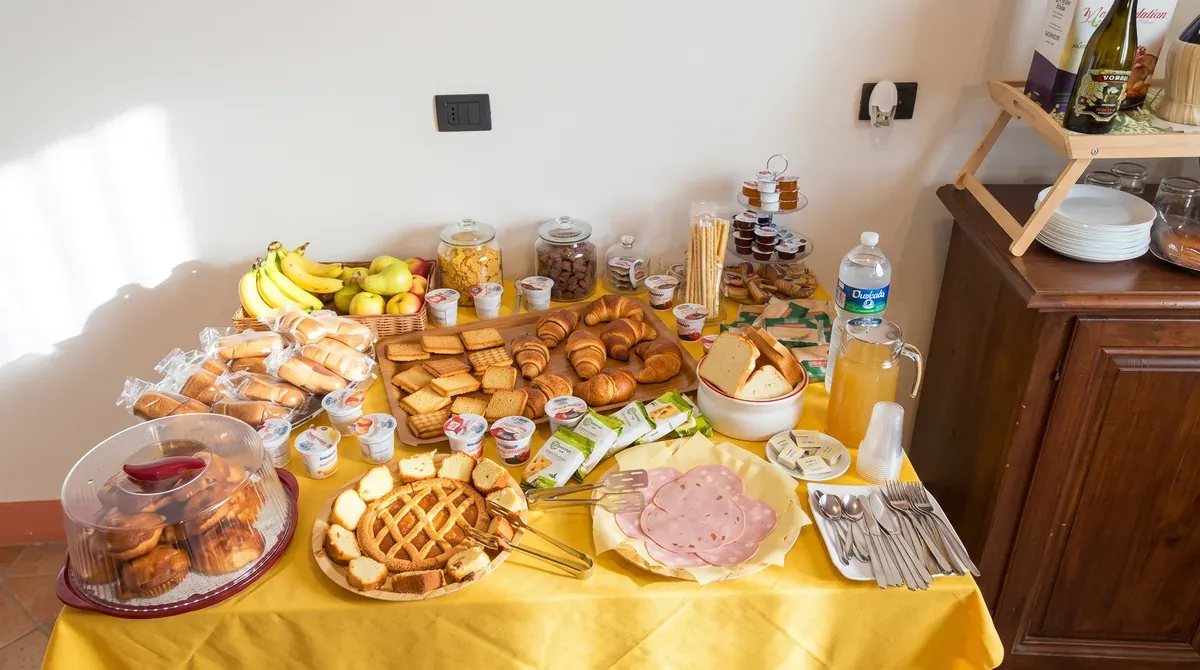 Il buffet della colazione: cornetti e dolci, affettati, formaggi e frutta